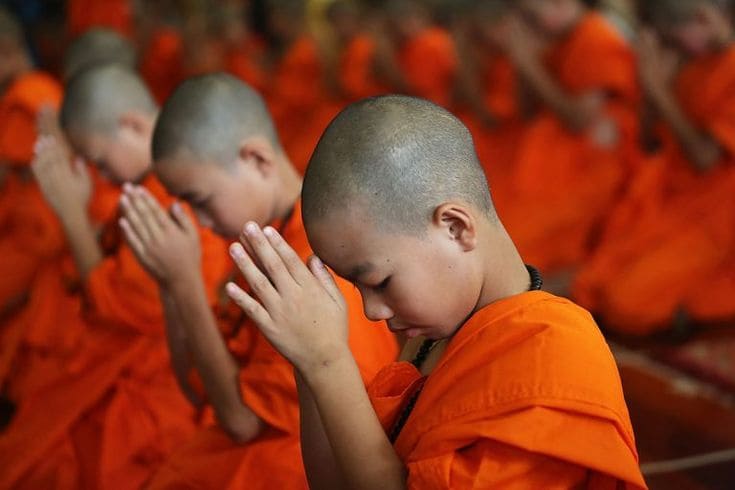 wat phra dhammakaya Khi tham quan Wat Phra Dhammakaya, bạn nên mặc kín đáo, đến sớm và tham gia thiền định để tận hưởng không khí yên bình
