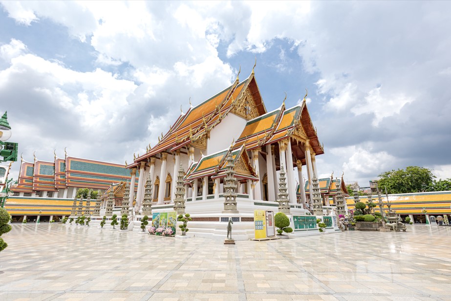Ghé thăm Wat Suthat Bangkok - Ngôi chùa có xích đu khổng lồ