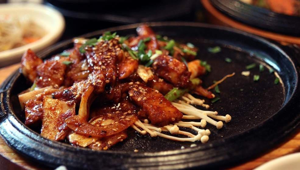 món ăn hàn quốc Bulgogi là món thịt bò nướng mềm thơm, đậm vị đặc trưng của Hàn Quốc
