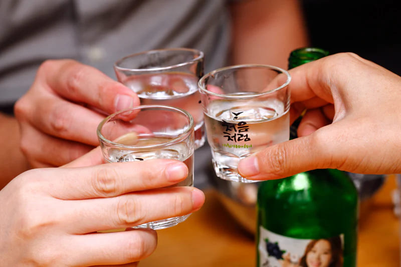 Soju là rượu gạo truyền thống Hàn Quốc, được ưa chuộng nhờ hương vị nhẹ nhàng và dễ uống
