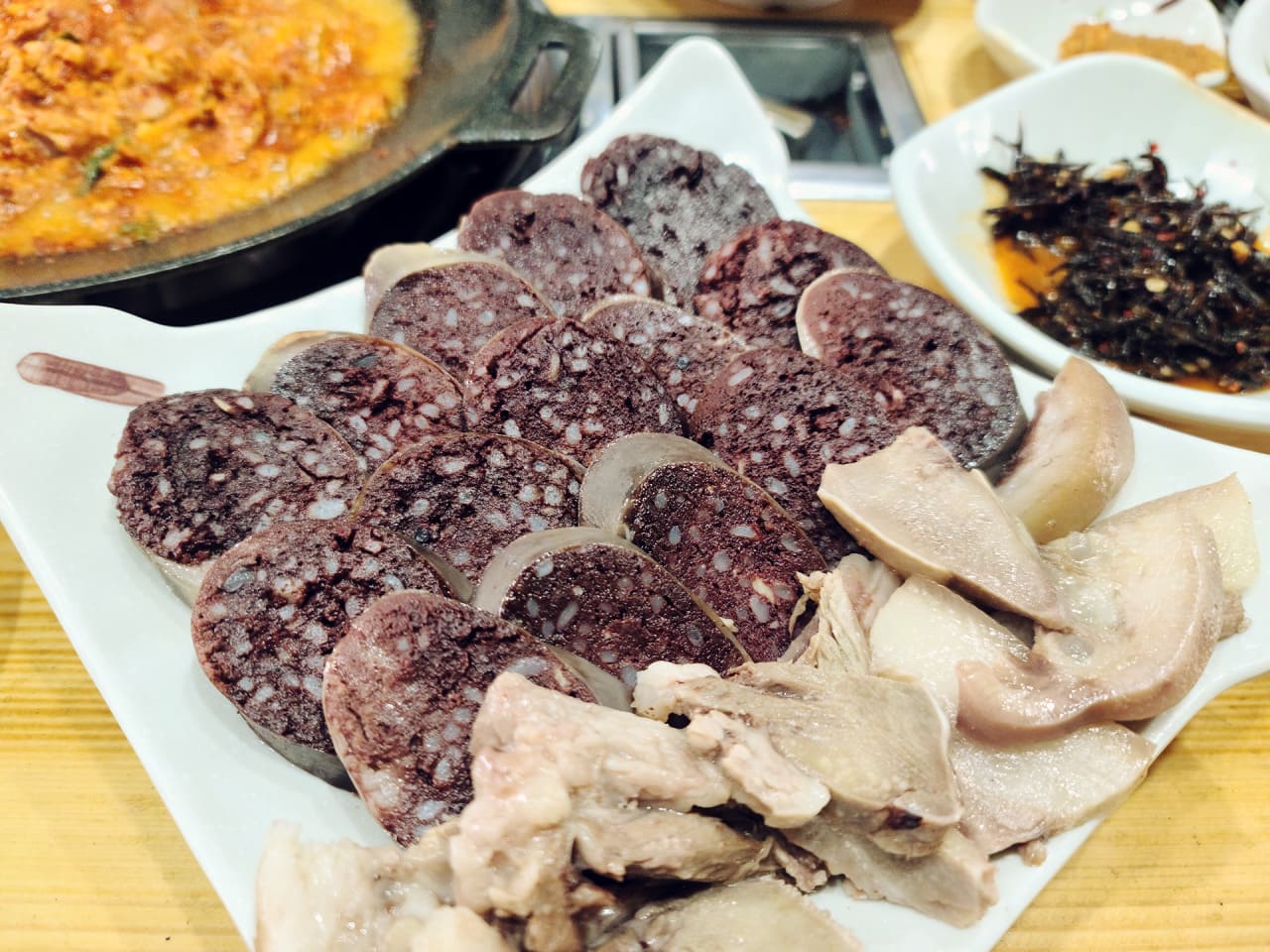 món ăn hàn quốc Sundae là món dồi huyết Hàn Quốc, mang đến hương vị độc đáo và dai mềm