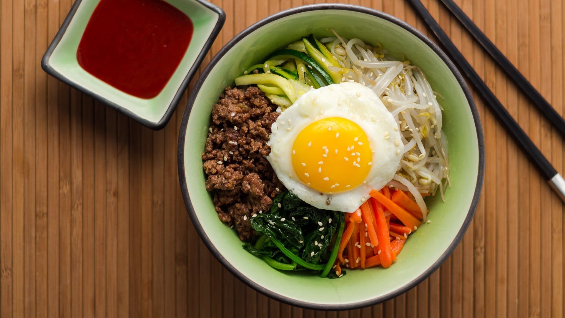 món ăn hàn quốc Bibimbap là cơm trộn Hàn Quốc với rau, thịt và trứng