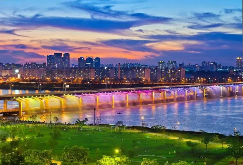 Cầu Banpo nổi bật với màn trình diễn đèn nước ngoạn mục vào ban đêm