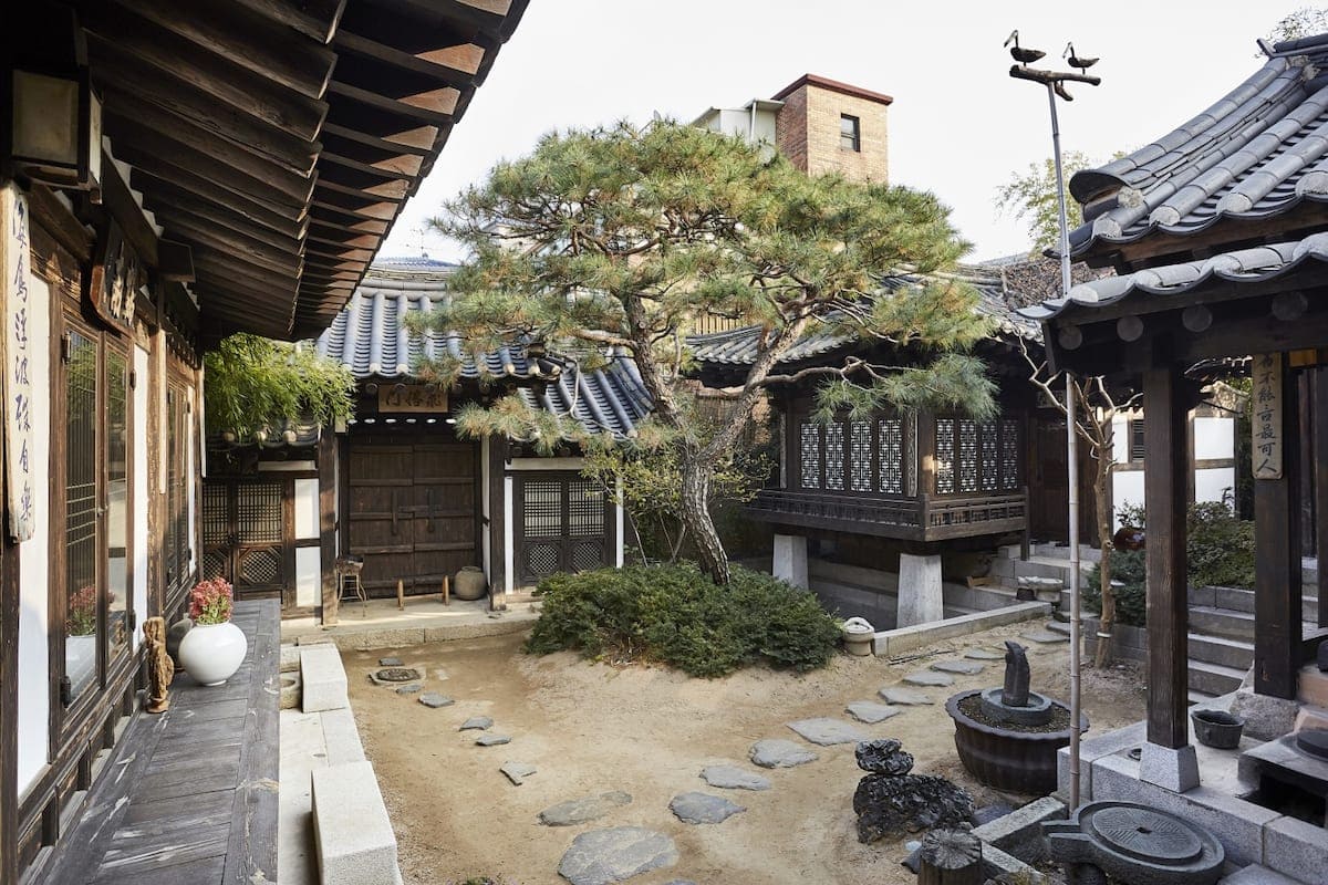 Du khách đến Hàn Quốc có thể lựa chọn lưu trú và trải nghiệm nhà nghỉ truyền thống (hanok)