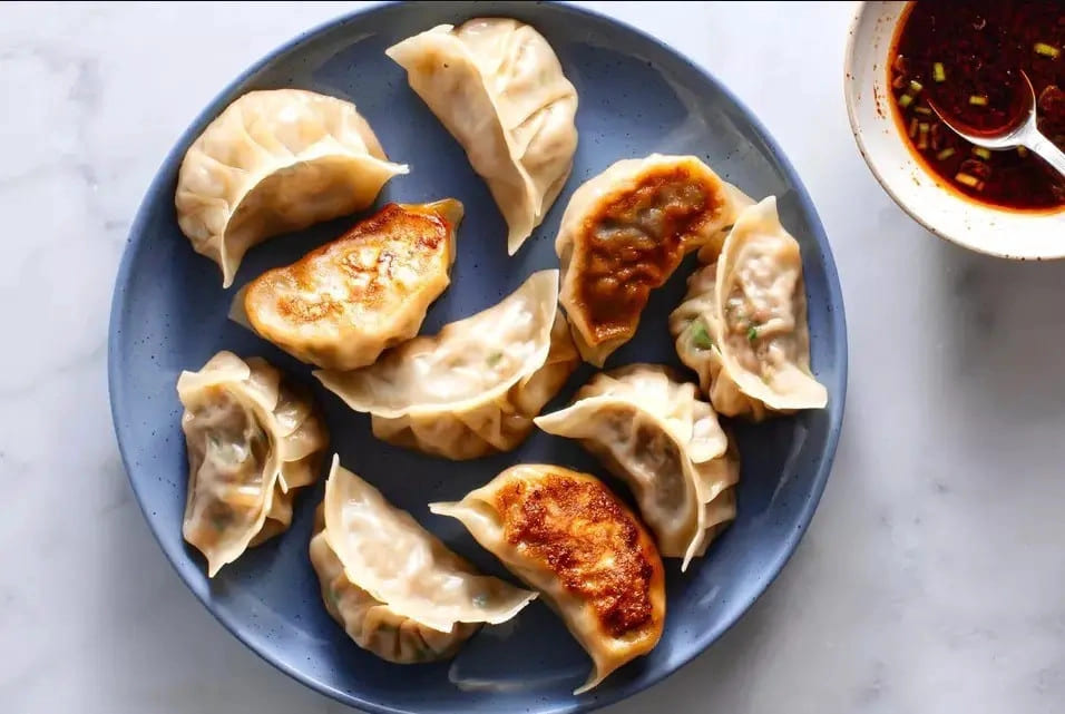 món ăn hàn quốc Mandu Kimchi là bánh xếp Hàn Quốc nhân kim chi, với vỏ mềm và nhân thịt rau củ đậm đà