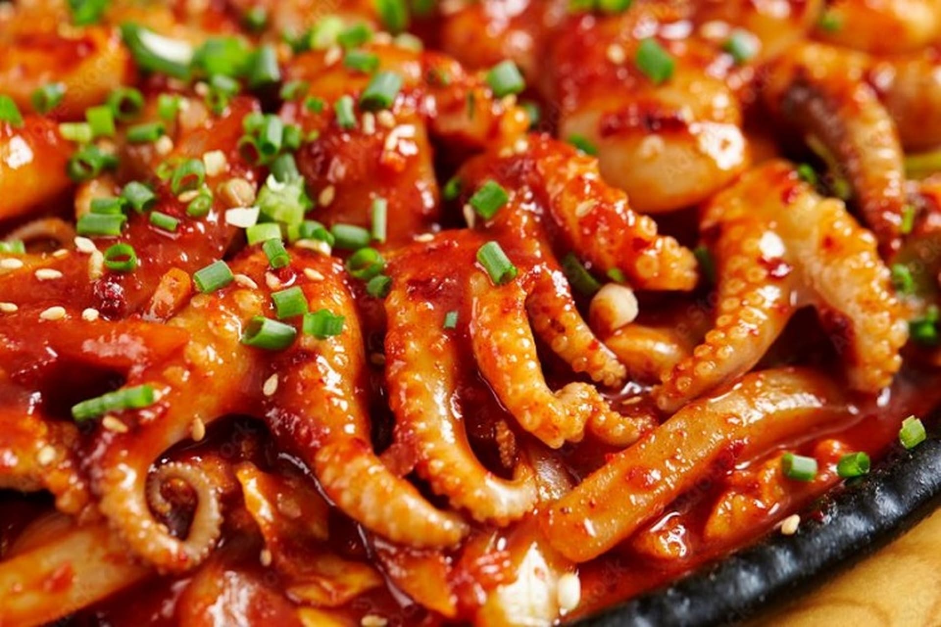 món ăn hàn quốc Nakji Bokkeum là món bạch tuộc xào cay Hàn Quốc, nổi bật với vị cay nồng và thịt bạch tuộc giòn mềm