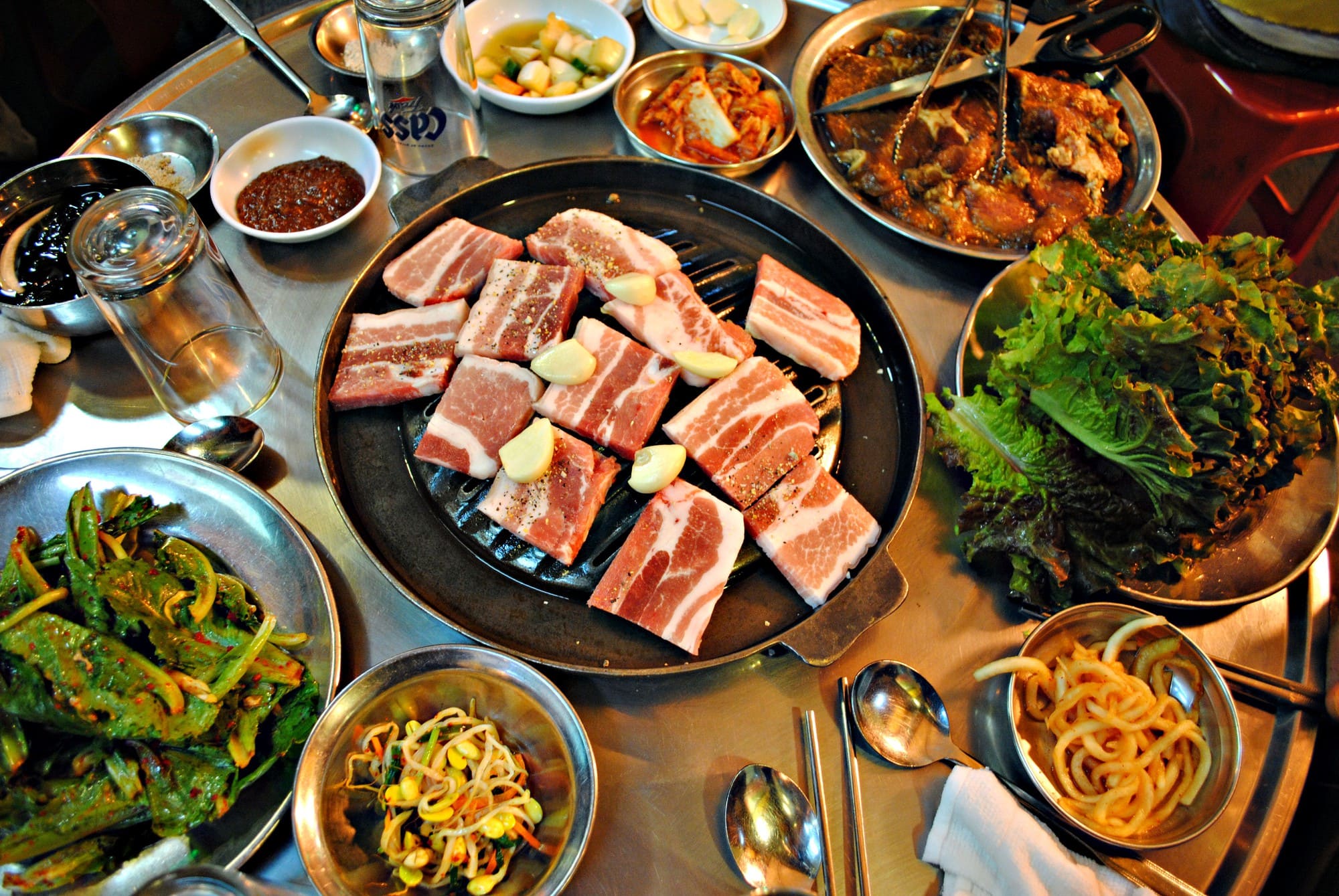 Samgyeopsal là món thịt ba chỉ nướng, ăn kèm với rau sống và gia vị, rất phổ biến ở Hàn Quốc