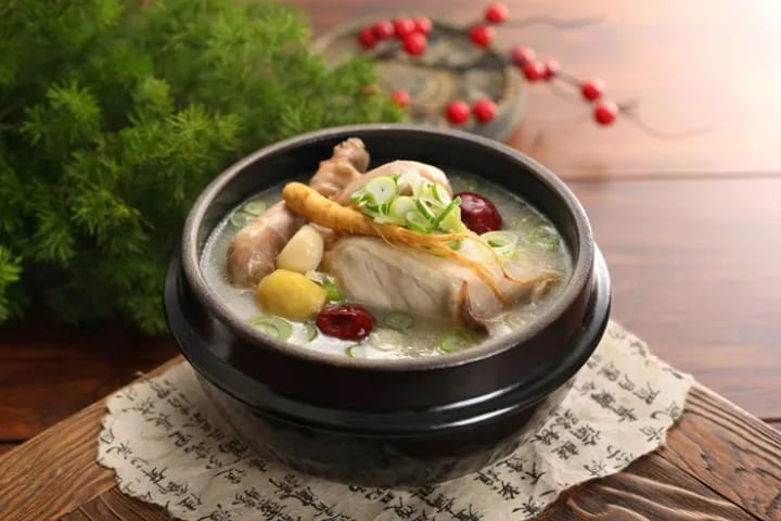 món ăn hàn quốc Samgyetang là món gà hầm sâm bổ dưỡng, thường ăn vào mùa hè ở Hàn Quốc