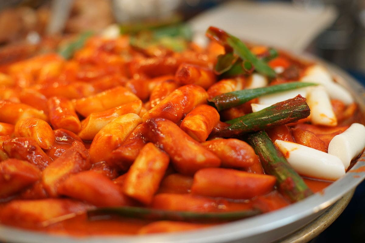 Tteokbokki là món bánh gạo cay, thơm ngon, phổ biến trong ẩm thực đường phố Hàn Quốc