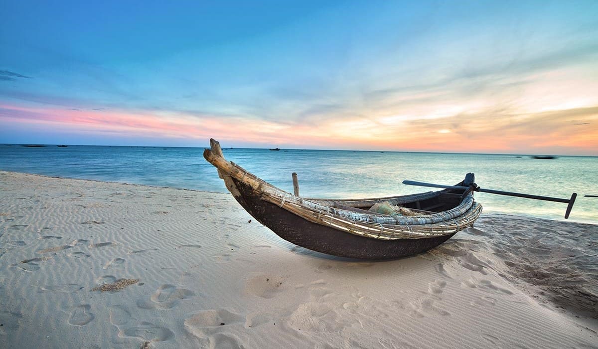 du lịch huế Bãi biển Thuận An yên bình, nước trong xanh, là điểm du lịch Huế lý tưởng để thư giãn và ngắm hoàng hôn