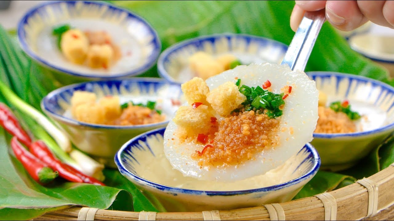 du lịch huế Bánh bèo Huế mềm mịn, topping tôm cháy thơm ngon, chan nước mắm đậm đà