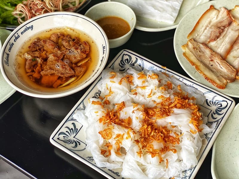 du lịch hà nam Bánh cuốn Phủ Lý mềm mịn, thơm mùi hành phi, ăn kèm thịt nướng đậm đà hấp dẫn