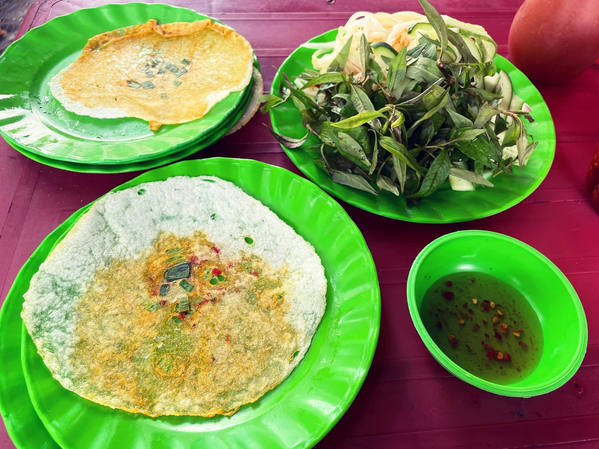 du lịch huế Bánh ép Huế giòn dai, thơm ngon, ăn kèm rau sống và nước chấm đậm đà