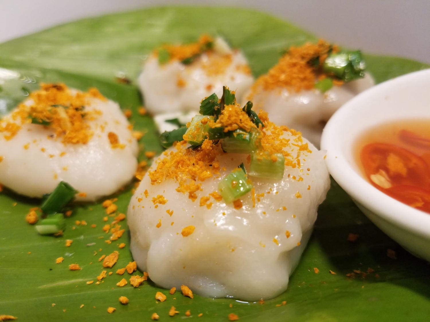 du lịch huế Bánh ram ít giòn rụm, dẻo thơm, hòa quyện hương vị độc đáo của ẩm thực Huế
