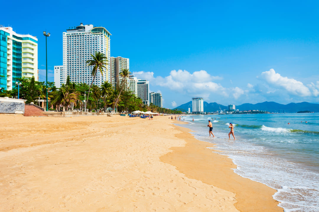 Biển Nha Trang xanh trong, cát trắng mịn, sóng êm dịu, là điểm du lịch Nha Trang lý tưởng cho mọi du khách