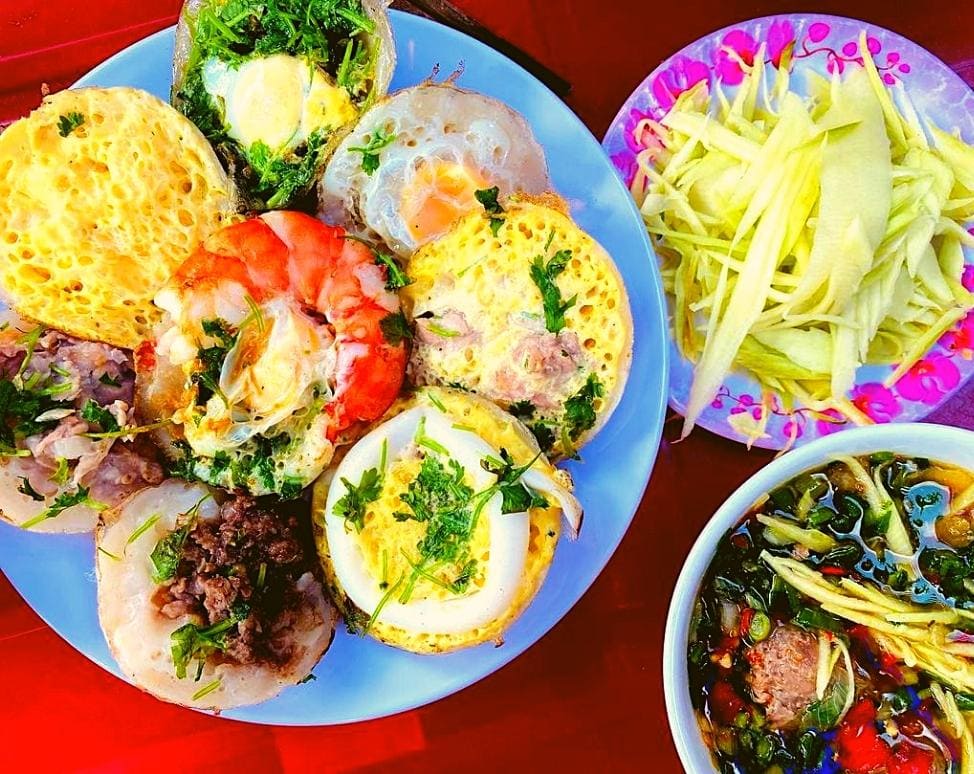 Bánh căn Nha Trang giòn rụm, thơm béo, ăn kèm nước chấm đậm đà