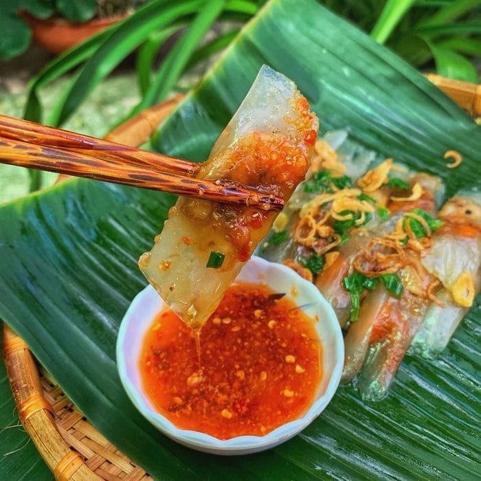 du lịch huế Bánh bột lọc Huế dai mềm, nhân tôm thịt đậm đà, chấm nước mắm ngon khó cưỡng