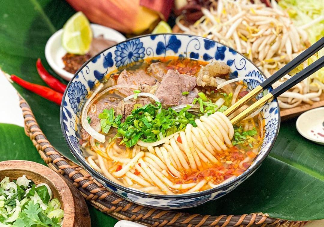 du lịch huế Bún bò Huế đậm đà, thơm ngon với hương vị cay nồng đặc trưng