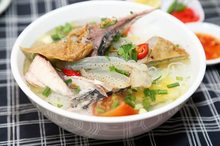 Bún lá cá dầm Nha Trang thơm ngon, nước dùng đậm vị, chả cá tươi dai hấp dẫn