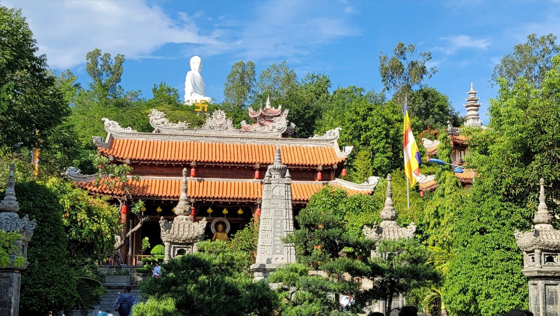 Chùa Long Sơn nổi bật với tượng Phật trắng khổng lồ và không gian linh thiêng