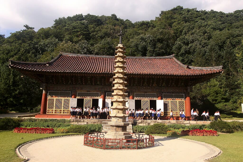 du lịch triều tiên Chùa Pohyonsa – ngôi chùa cổ kính tại núi Myohyang, mang đậm dấu ấn Phật giáo Triều Tiên