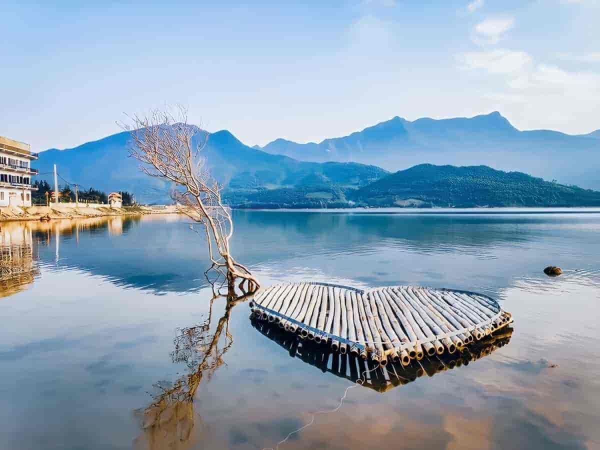 du lịch huế Đầm Lập An yên bình, soi bóng dãy núi Bạch Mã, đẹp như một bức tranh thủy mặc