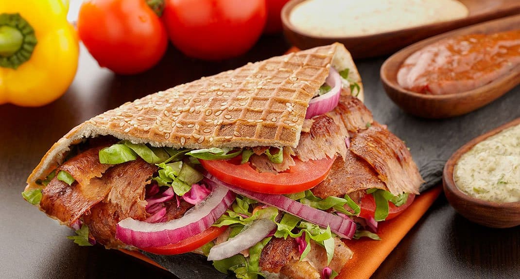 ẩm thực thổ nhĩ kỳ Doner Kebab là món bánh mì nổi tiếng của ẩm thực Thổ Nhĩ Kỳ