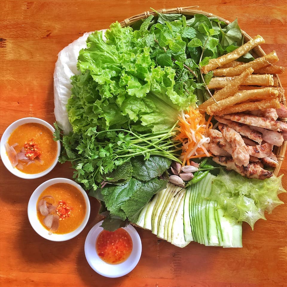 Nem nướng Ninh Hòa thơm lừng, cuốn cùng rau sống và nước chấm đậm đà