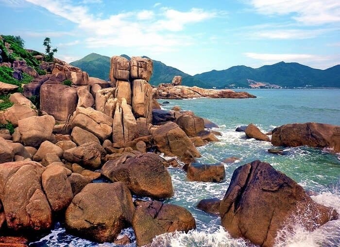 Hòn Chồng – Hòn Vợ là thắng cảnh nổi tiếng ở Nha Trang với cảnh biển thơ mộng