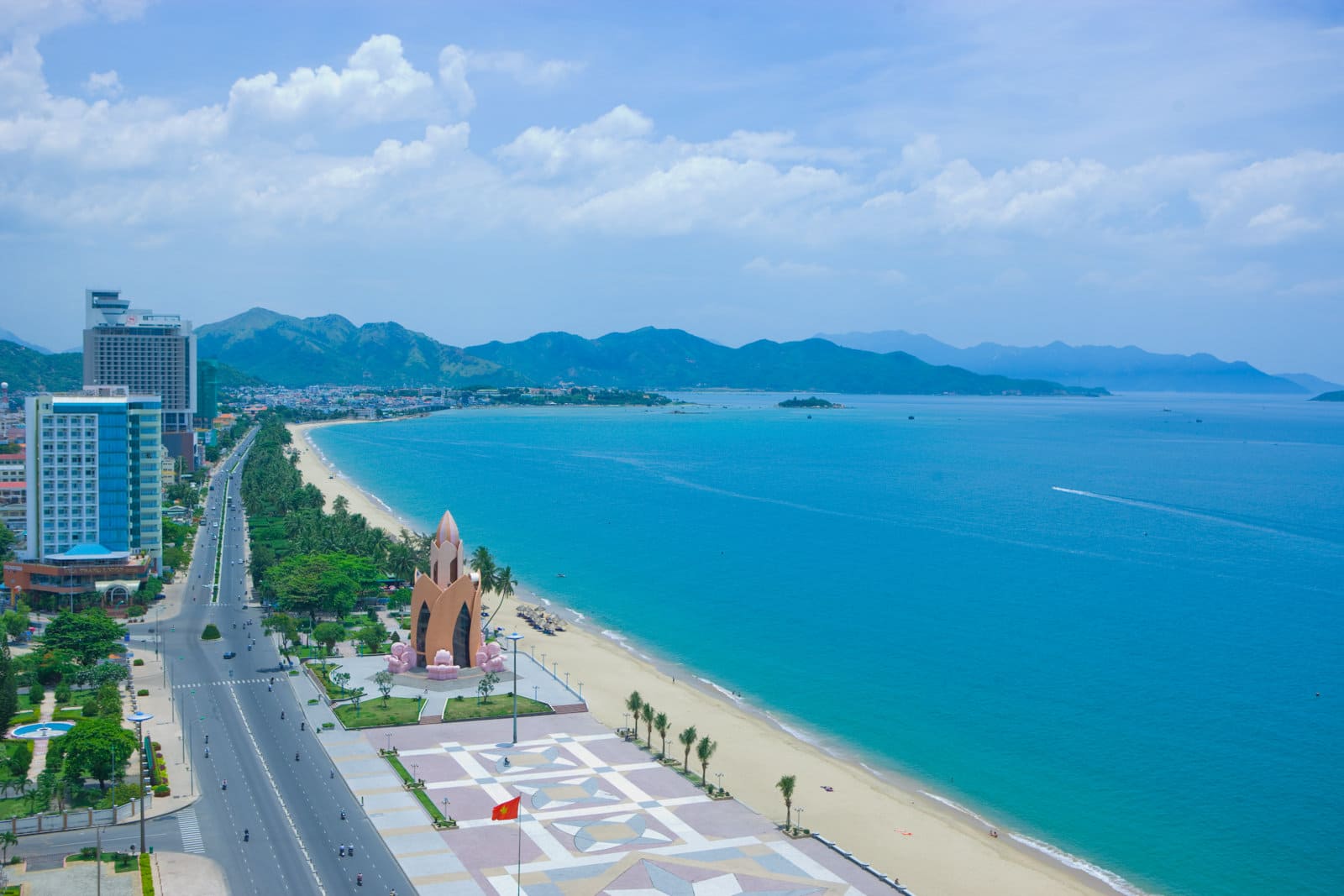 Bạn có thể đến Nha Trang bằng máy bay, tàu hỏa, xe khách hoặc tự lái, tùy theo nhu cầu và điểm xuất phát