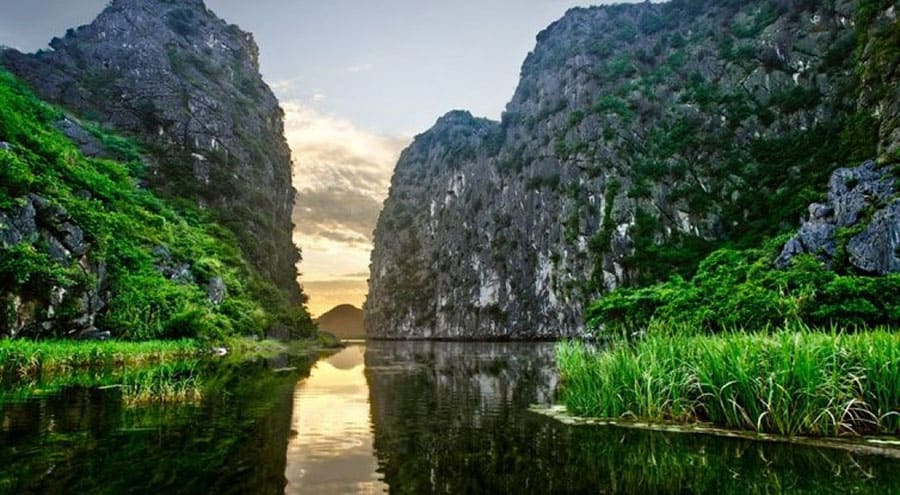 du lịch hà nam Kẽm Trống là danh thắng tự nhiên ở Hà Nam, nổi bật với núi non hùng vĩ và dòng sông uốn lượn thơ mộng