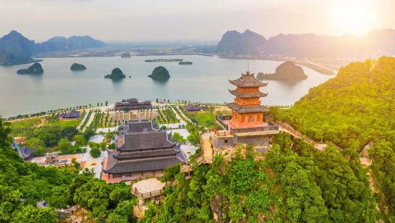 du lịch hà nam Khu du lịch Tam Chúc là quần thể chùa linh thiêng, rộng lớn với cảnh sắc hùng vĩ