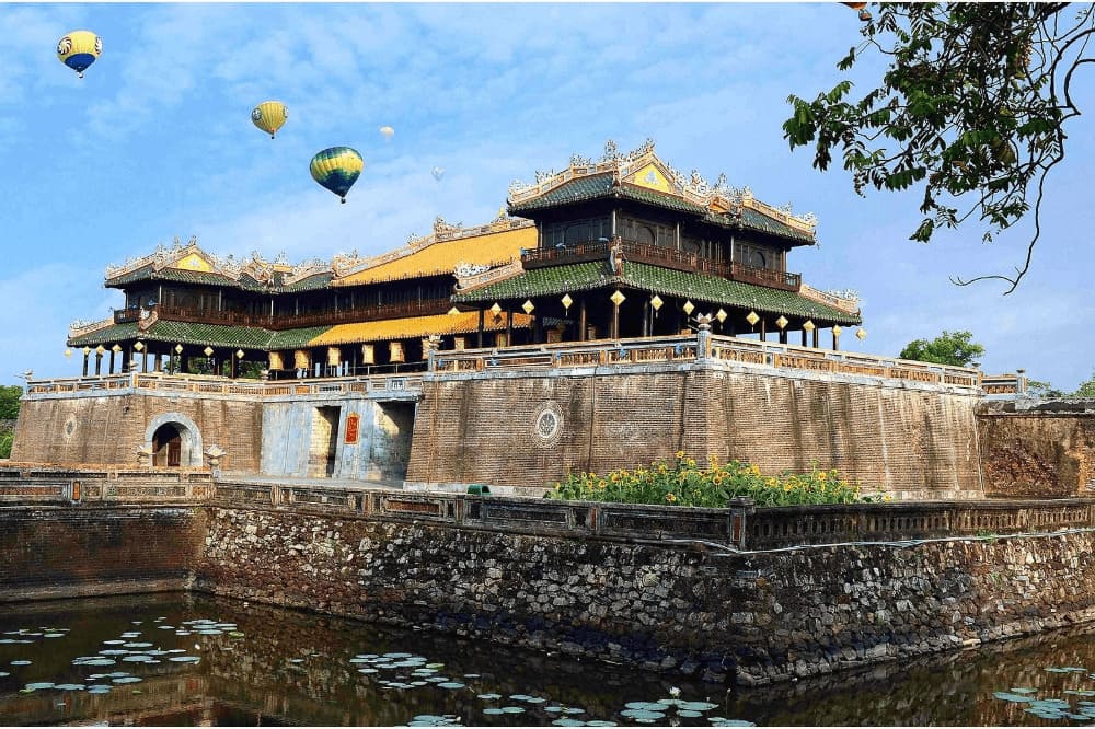 du lịch huế Khi du lịch Huế bạn nên chọn thời điểm phù hợp, mang theo áo khoác mỏng và tôn trọng quy tắc tại các di tích