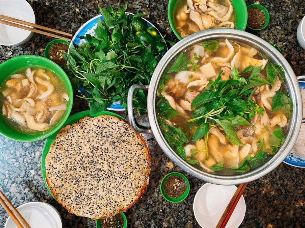 Du lịch Đà Lạt không thể bỏ lỡ hương vị thơm ngon của món lẩu gà lá é nóng hổi