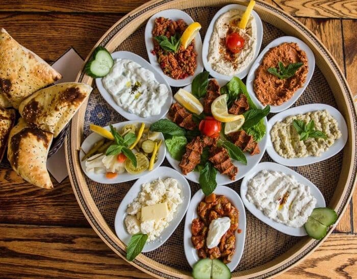 ẩm thực thổ nhĩ kỳ Meze là món khai vị nổi tiếng của Thổ Nhĩ Kỳ, gồm nhiều loại rau củ, sữa chua và gia vị đặc trưng