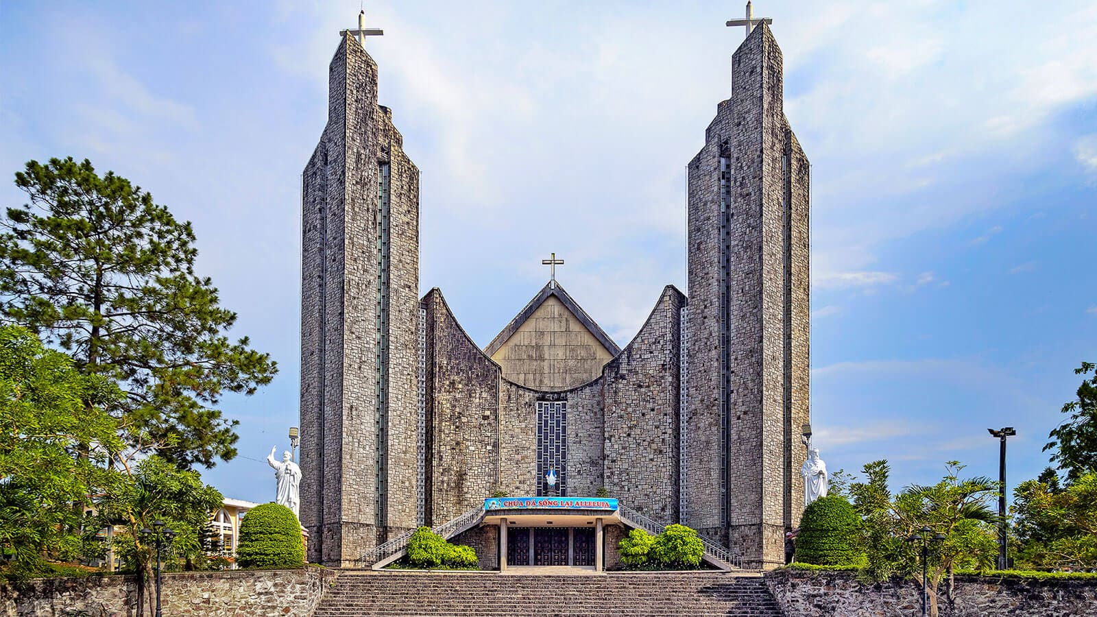 du lịch huế Nhà thờ Phủ Cam nổi bật với kiến trúc Gothic uy nghi, là điểm check-in ấn tượng khi du lịch Huế