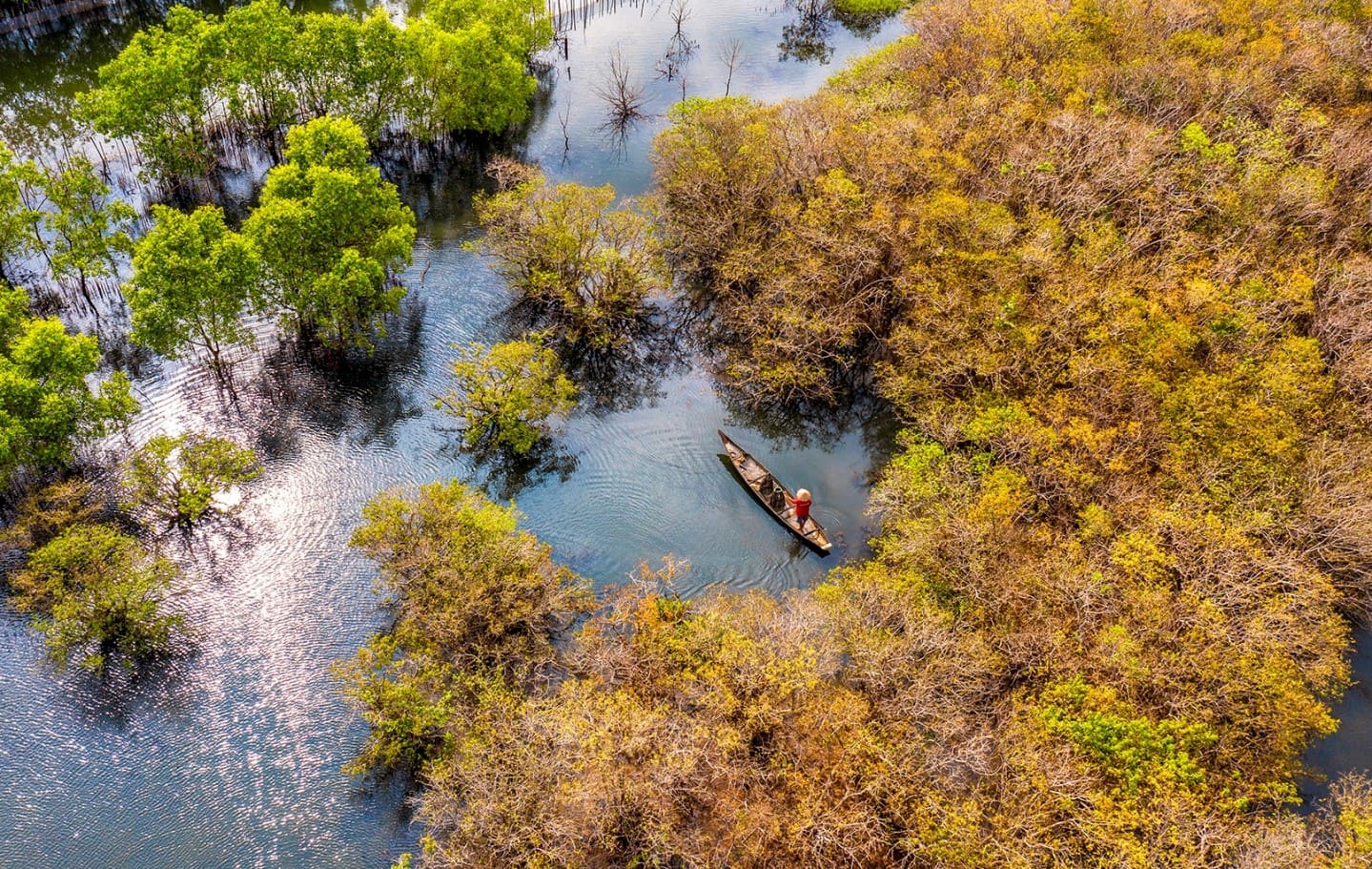 du lịch huế Rú Chá hoang sơ, xanh mướt, là điểm du lịch Huế lý tưởng để hòa mình vào thiên nhiên