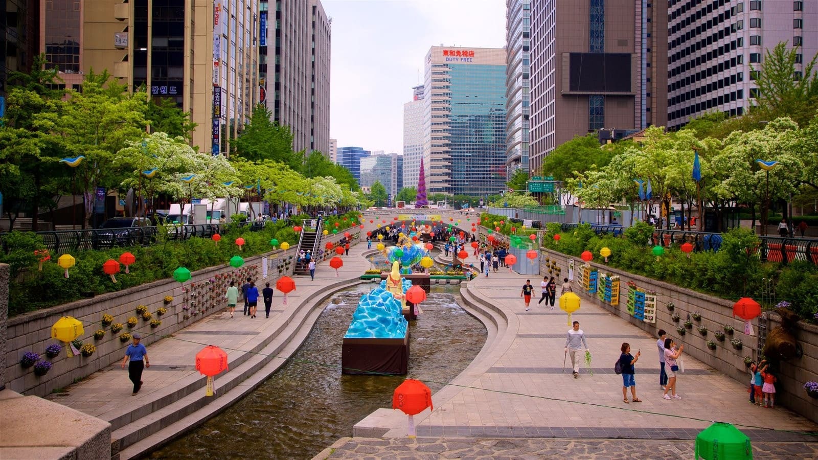 Suối Cheonggyecheon là dòng suối thơ mộng giữa lòng Seoul, mang đến không gian xanh mát và thư giãn