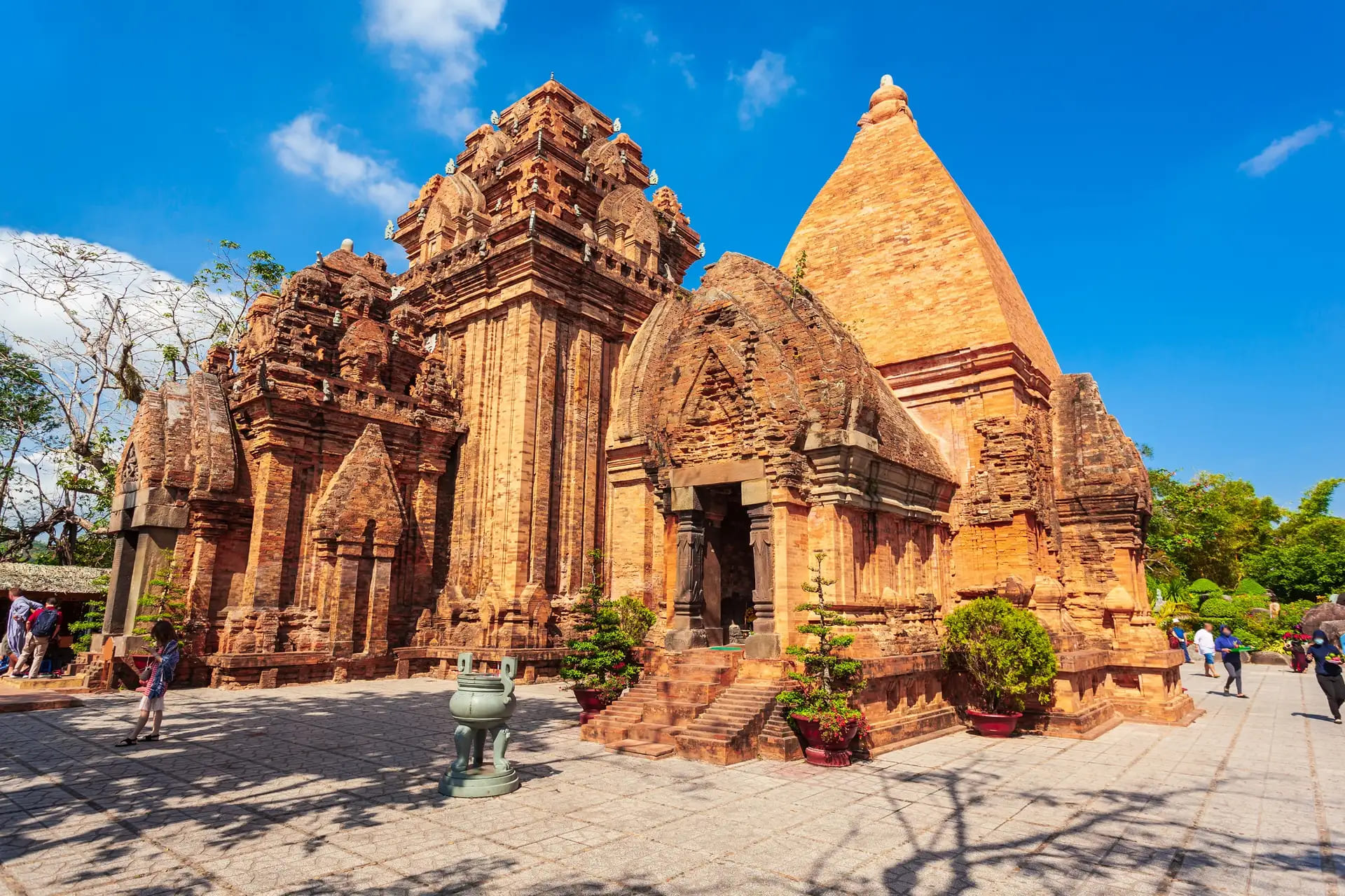 Tháp Bà Ponagar là di tích Chăm cổ kính tại Nha Trang, ghi dấu nền văn minh rực rỡ