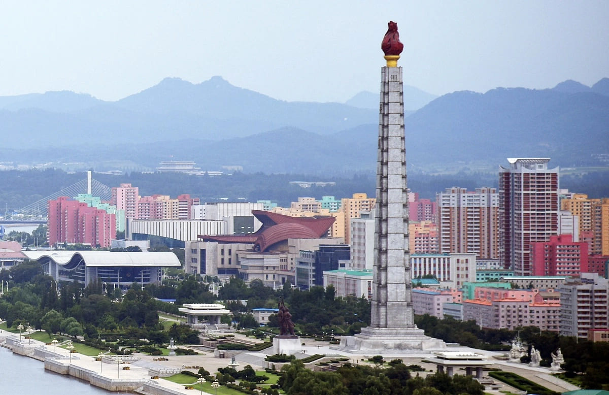 du lịch triều tiên Tháp Chủ Thể là biểu tượng tư tưởng chủ thể của Triều Tiên, cao 170m