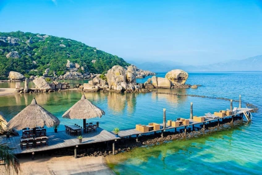 Tứ Bình mê hoặc du khách với biển xanh, cát trắng và vẻ đẹp hoang sơ đầy cuốn hút