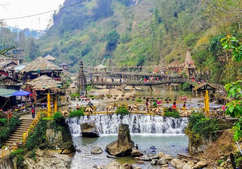 Bản Cát Cát là làng dân tộc H’Mông với cảnh sắc bình yên và văn hóa đặc trưng