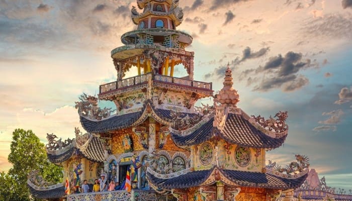 Mái chùa Linh Phước được khảm sành tinh xảo, tạo nên vẻ đẹp độc đáo
