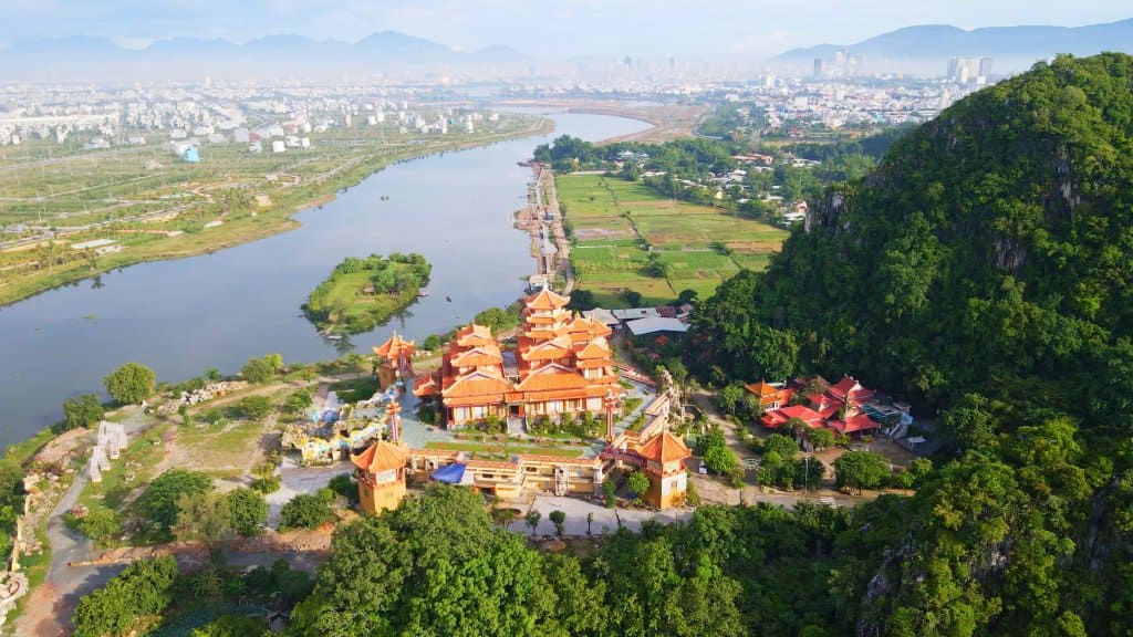 du lịch đà nẵng Chùa Quan Âm Đà Nẵng – chốn thanh tịnh với tượng Quan Âm cao sừng sững giữa thiên nhiên xanh mát