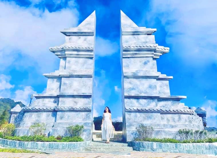 Cổng Trời Sapa là điểm ngắm cảnh lý tưởng với tầm nhìn bao quát núi rừng hùng vĩ