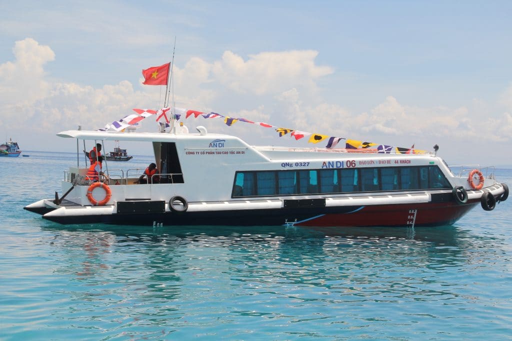 đảo lý sơn Đi tàu ra đảo Lý Sơn bạn sẽ cảm nhận được gió biển mát rượi, sóng vỗ rì rào bên tai