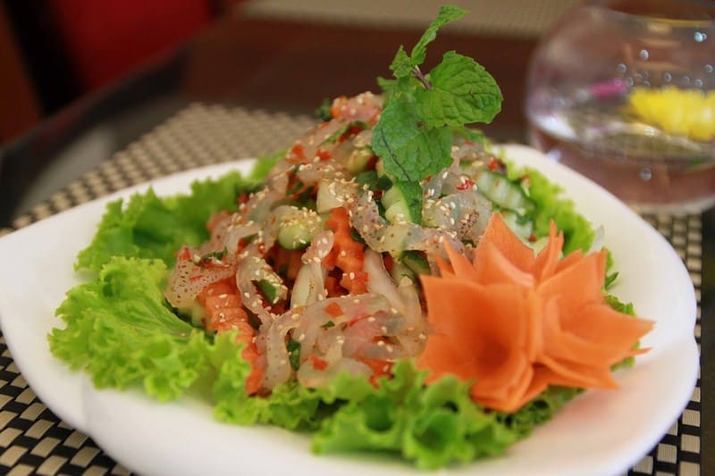 đảo lý sơn Gỏi sứa Lý Sơn tươi mát, giòn sần sật, hòa quyện cùng nước chấm chua ngọt hấp dẫn