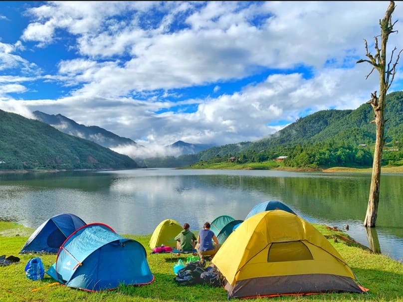 Hồ Séo Mý Tỷ là điểm trekking hoang sơ với cảnh sắc núi non hùng vĩ và mặt hồ trong xanh