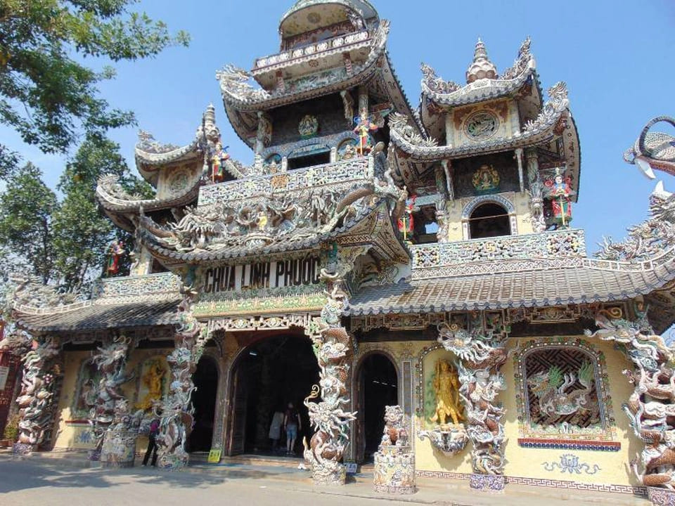 Chùa Linh Phước được xây dựng từ năm 1949, nổi bật với kiến trúc khảm sành độc đáo