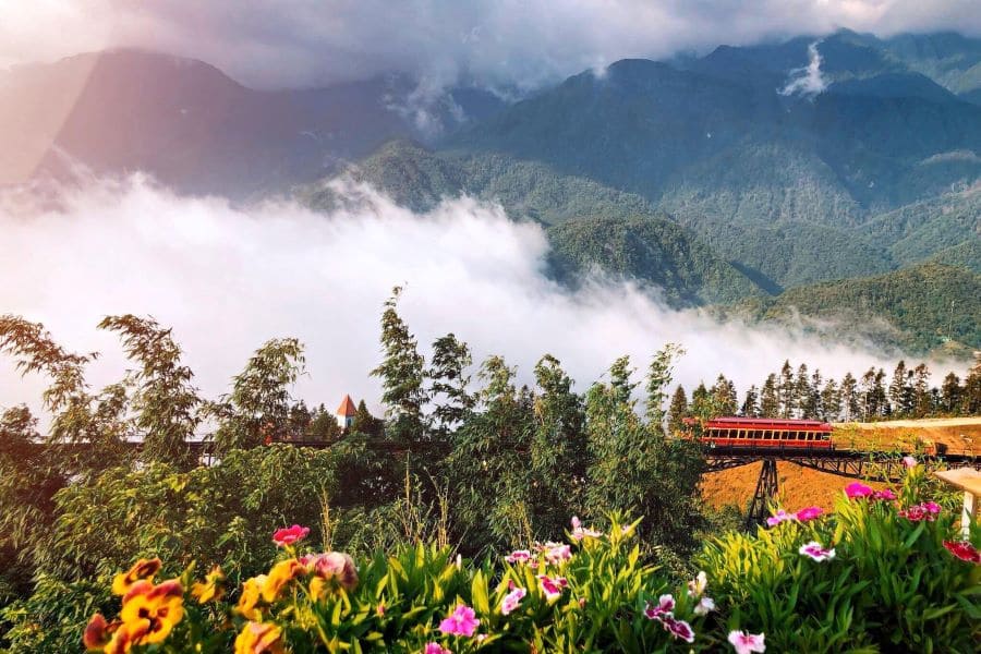Thời tiết Sapa ôn hòa quanh năm, mát mẻ vào hè, se lạnh vào thu và xuân, đông có thể có băng tuyết
